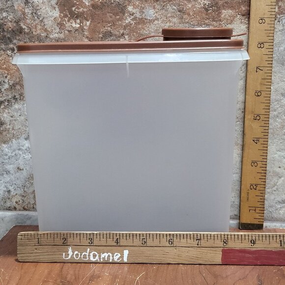 Vintage Tupperware Store-N-Pour 13 cup Storage Container Brown Flip Top Lid - Picture 9 of 12